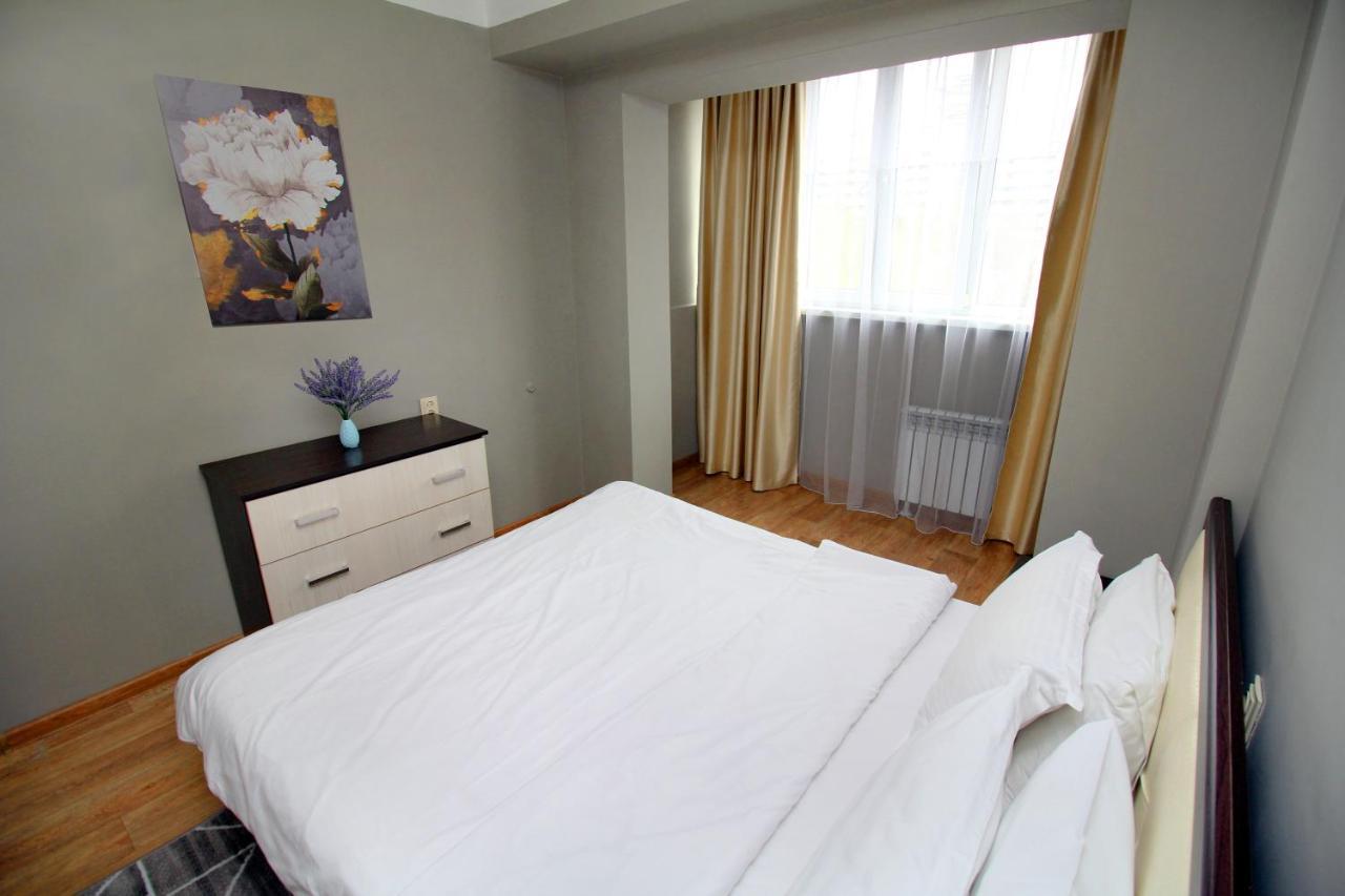 Spacious Central Apartment Almaty Exterior photo